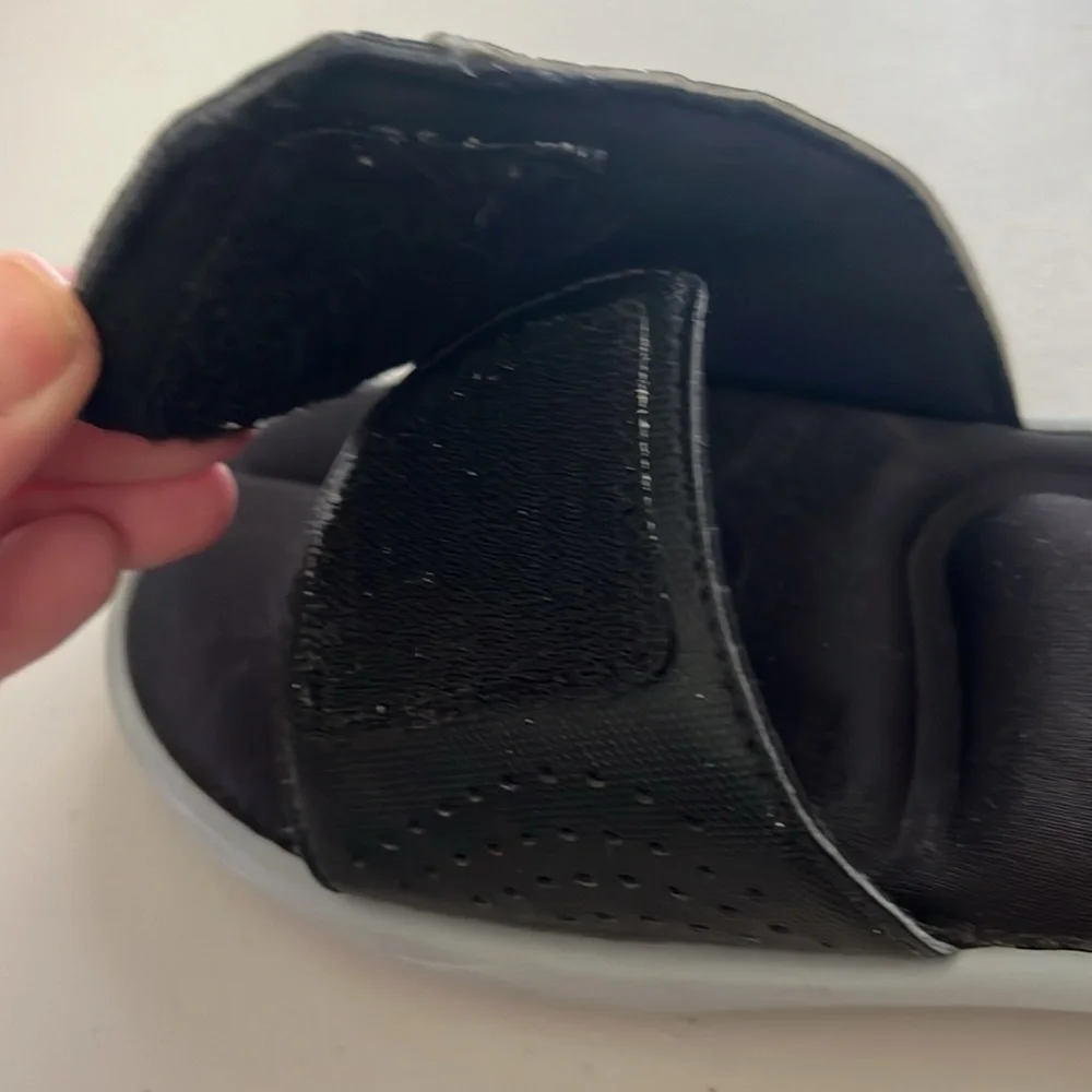 Under Armour - Men’s ignite slides / sandals. Size 8. Gray and black